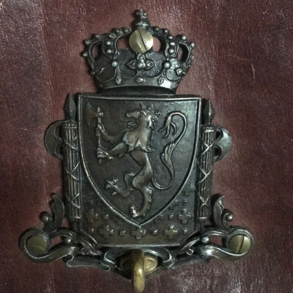 Crested Leather Flap Crossbody 😘😘 - Picture 7 of 8